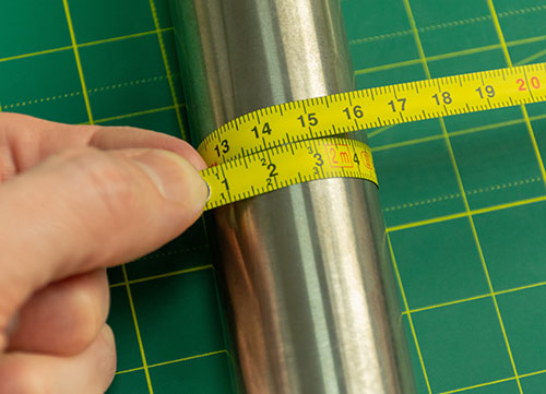 Измерение диаметра трубы с помощью рулетки картинка